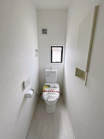 新築戸建・新築建売　郡山市田村町金屋字宝蔵　高瀬小・高瀬中のトイレ|白を基調とした清潔感のある空間です！小窓がついているので簡単に換気が可能！