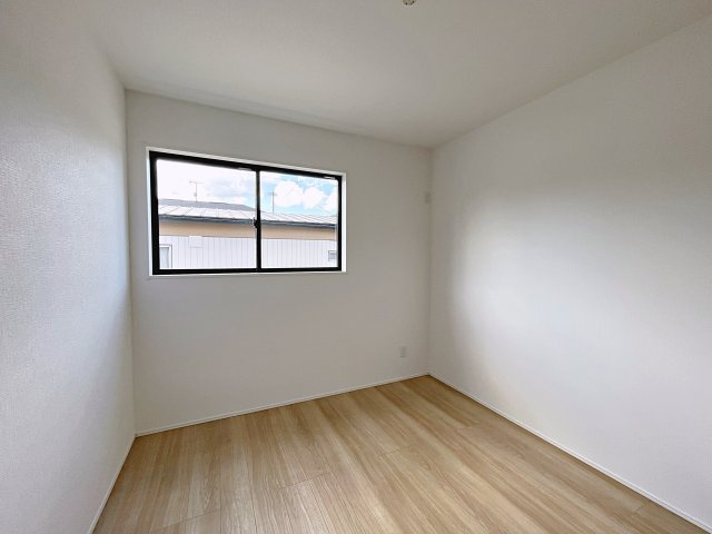 新築戸建・新築建売　郡山市田村町金屋字宝蔵　高瀬小・高瀬中の洋室|5.2帖の洋室はコンパクトなので空調効率が高く過ごしやすいプライベートルーム！