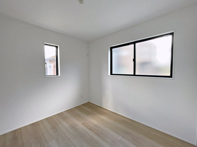 新築戸建・新築建売　郡山市田村町金屋字宝蔵　高瀬小・高瀬中の洋室|5.2帖の洋室は自然光が長時間入る2面採光で明るく気持ちの良いプライベート空間です！