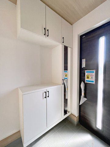 新築戸建・新築建売　郡山市田村町金屋字宝蔵　高瀬小・高瀬中の玄関|大容量のシューズボックスがあり収納豊富な玄関スペース。玄関ドアから日差しが入り明るいです！