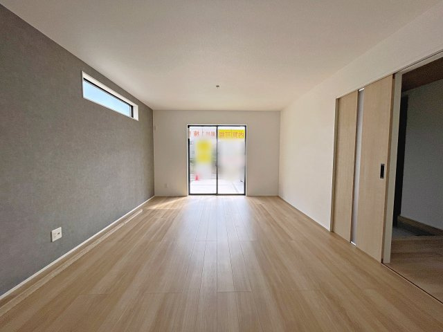 新築戸建・新築建売　郡山市田村町金屋字宝蔵　高瀬小・高瀬中の居間・リビング|LDKは18帖でゆったり広々とした家族団らんスペースです！