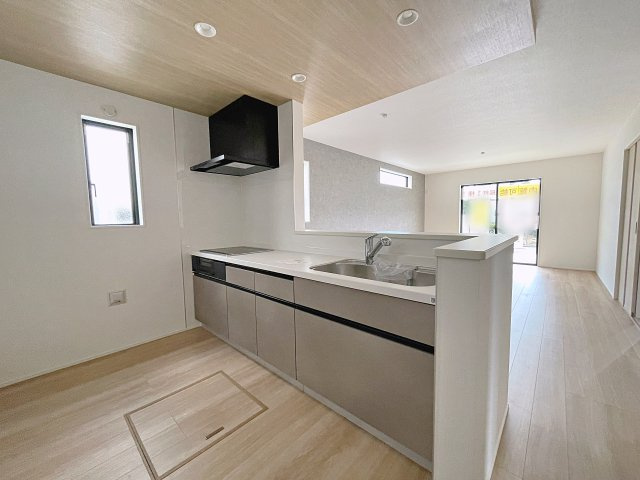 新築戸建・新築建売　郡山市田村町金屋字宝蔵　高瀬小・高瀬中のキッチン|キッチンはカウンターになっているのでリビング全体を見渡すことができます！