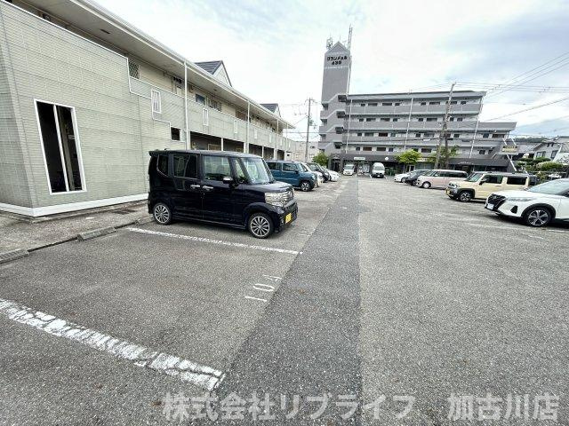 サンマリッツ28の駐車場