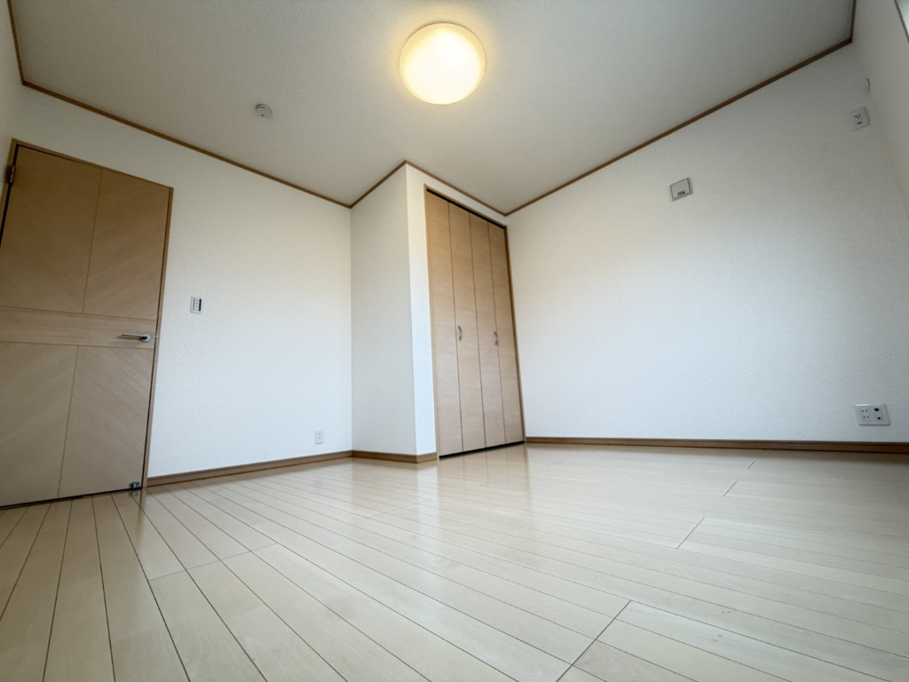 瀬戸市窯町戸建の洋室