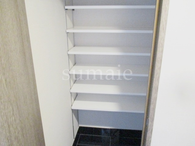 DIPS赤羽RESIDENCEの収納|玄関横の収納です☆