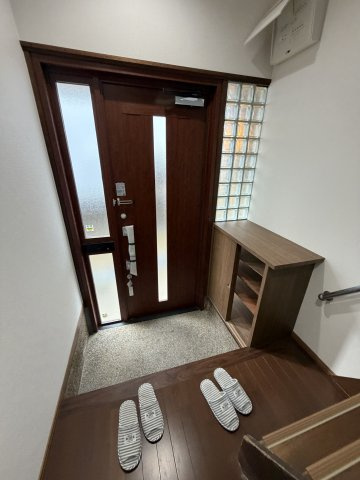 海運町貸⼾建の玄関