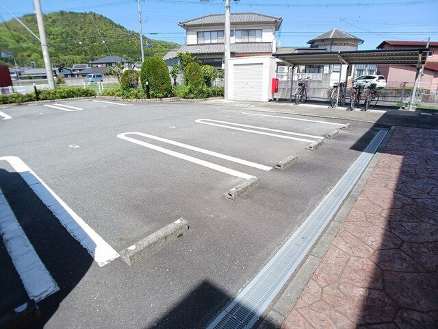 ブリランテ　ウノの駐車場