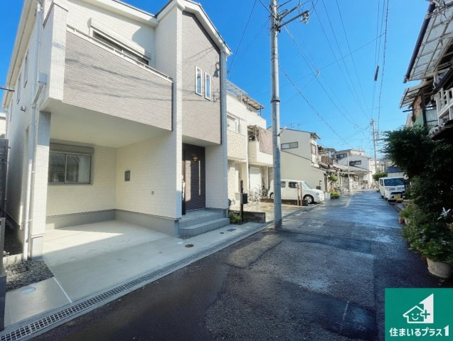 5日(土)6日(日)現地ご見学可能！　尼崎市大庄北　新築一戸建ての前面道路含む現地写真|周辺は閑静な住宅街！前面道路広々で車の出し入れも便利です。駐車が苦手な方でも安心して車庫入れできます！