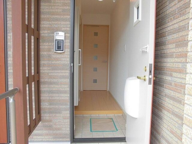町田市金井ヶ丘４丁目のアパートの玄関