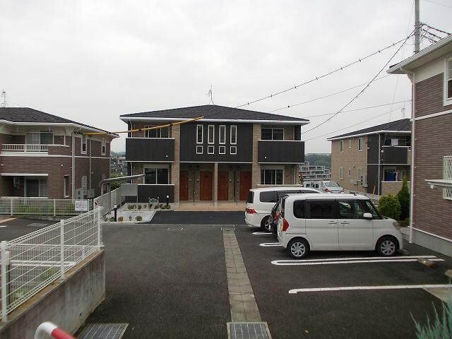 町田市金井ヶ丘４丁目のアパートの駐車場