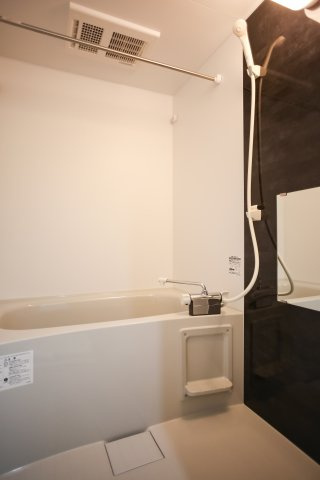 【浴室】 | ダンデライオン | 大きな浴槽で日々の疲れを癒していただけます。