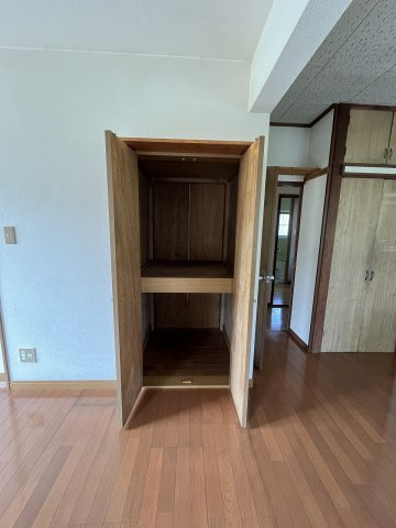 間々田2450戸建ての収納|LDK　階段下収納　廊下側からも開けます