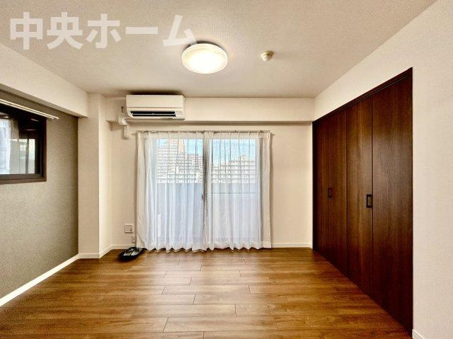 ライオンズステーションプラザ大島の寝室|【寝室】心と体をゆったりと安らげる主寝室。寝室のゆとりが大きい分だけ、暮らしの安らぎは深まります。一日の疲れを癒すだけでなく、ご夫婦の親密な語らいを紡ぎ出します