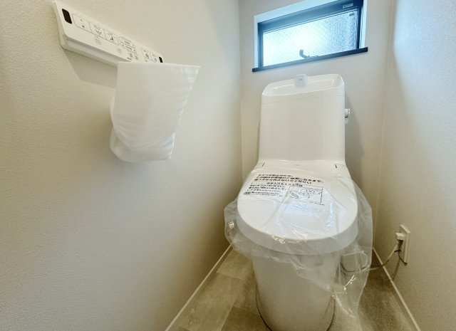 練馬区東大泉6丁目 限定1棟のトイレ|小窓を設けた明るく快適なトイレ