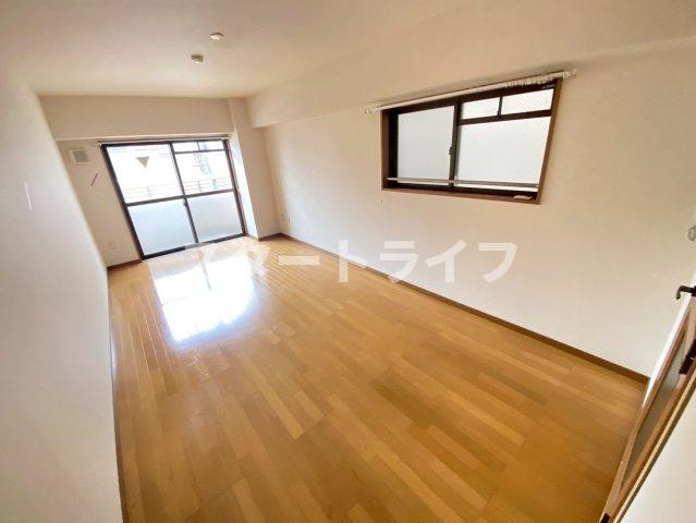 大阪市東淀川区淡路５丁目の賃貸マンションの居間・リビング