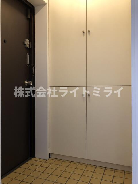 メゾネット四谷の玄関| 