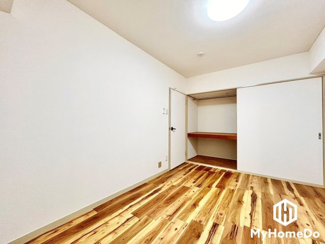 寿ゞやマンション大曽根の洋室|クローゼットは奥行きもあるので、収納力も申し分ありません