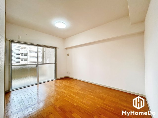 寿ゞやマンション大曽根の寝室|バルコニーにつながるお部屋で、通風・陽当たり良好。