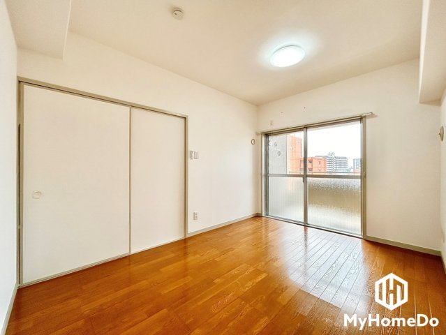 寿ゞやマンション大曽根の寝室|バルコニーからの風通しの良さが魅力の洋室、心地よい住環境を提供。