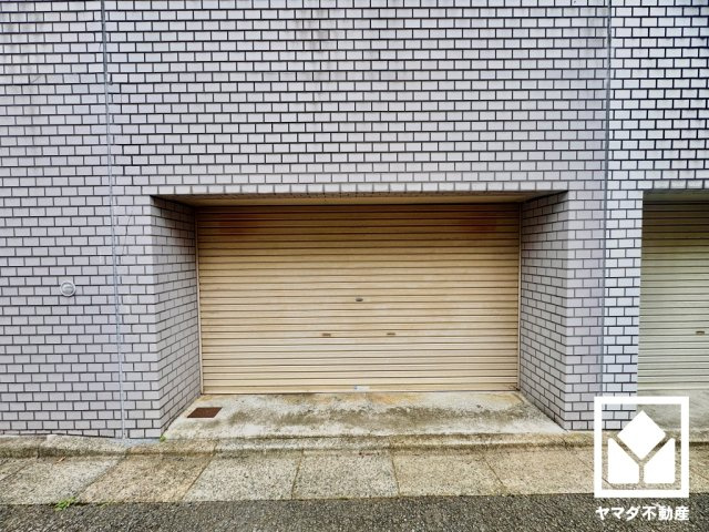 八幡市橋本興正の駐車場