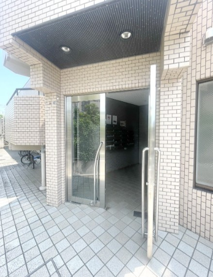 横浜市緑区寺山町の賃貸マンションのエントランス