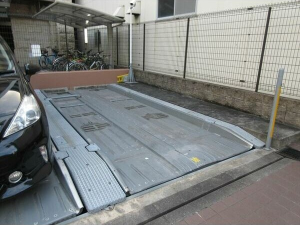 プレサンス大須観音駅前サクシードの駐車場
