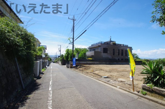 【前面道路含む現地写真】 | 【仲介手数料無料！！】日野市南平2丁目　新築戸建て（全2棟）2号棟　5399万円 | 令和８年７月９日撮影　古屋有り（解体予定）