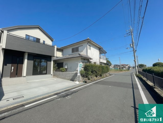29日(土)30日(日)現地ご見学可能！　伊丹市荻野　新築一戸建ての前面道路含む現地写真|周辺は閑静な住宅街！前面道路広々で車の出し入れも便利です。駐車が苦手な方でも安心して車庫入れできます！