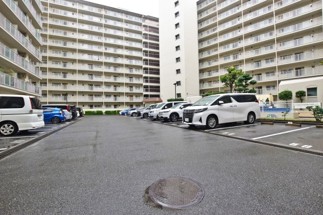 ローレルハイツ大淀１号棟の駐車場|【共有部】敷地内駐車場を備えており、お車をお持ちの方も安心です。