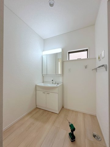 ●安佐北区落合南3丁目No.2の洗面所|シャワー付き洗面化粧台☆
洗面台にシャワー機能が付いたもので、シャンプーなども行える多機能洗面台です。また、顔や手を洗うためだけではなく、シャワー付き洗面台を使えば手洗い洗濯などでも利用できます♪