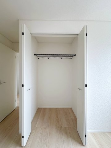 ●安佐北区落合南3丁目No.2の洋室|全居室収納☆
5.5帖洋室のクローゼットです♪