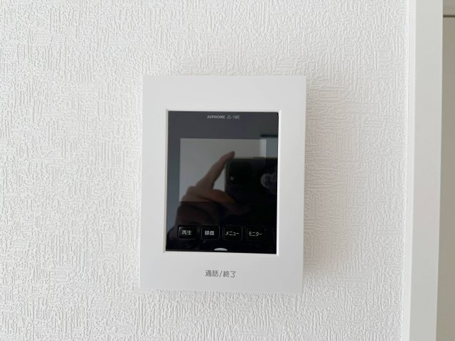●安佐北区落合南3丁目No.2の防犯設備|ドアホン☆
来客があったとき、室内からカメラやマイクを使って相手や用件を確認できます。相手を事前に確認することができ、訪問販売対策や防犯面でも役に立つアイテムです♪