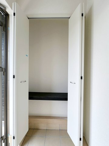 ●安佐北区落合南3丁目No.2の収納|シューズクローク☆
可動棚で好きな高さに調整可能！
靴だけでなく外で使う用具やお子様のおもちゃなども帰ってきてそのまま収納することができます♪