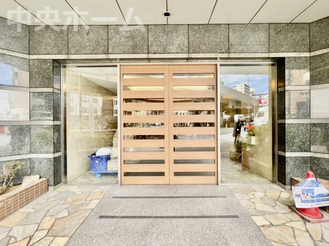 クレストフォルム上野グランステージのエントランス|【エントランス】マンションのエントランスは、その物件の印象を決める、顔とも言える場所です。毎日通る場所ですからきれいなのが一番です。エントランス内はオートロックですので暮らしの安全も確保されています。