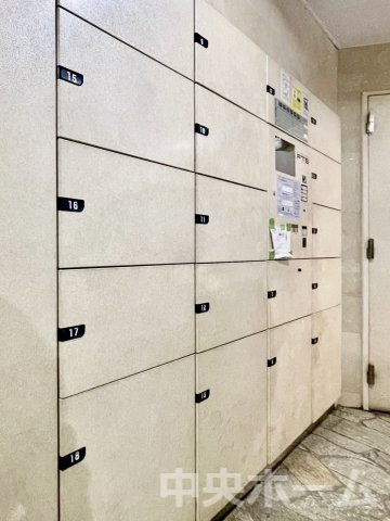 クレストフォルム上野グランステージの設備|【宅配ボックス】在宅時・不在時に関わらず、居住者の代わりに非対面で宅配物を受け取ってくれる便利な設備です。わかりやすくご説明致しますので見学時にはお部屋だけではなく共用部分もぜひチェックしてください。