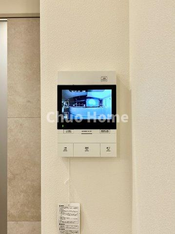 クレストフォルム上野グランステージのセキュリティ|【モニターホン】誰が来たかすぐにわかるカラーモニター付きインターホン。通話ボタンを押すまでは室内の音は漏れていませんので相手を確かめてから応対できます。