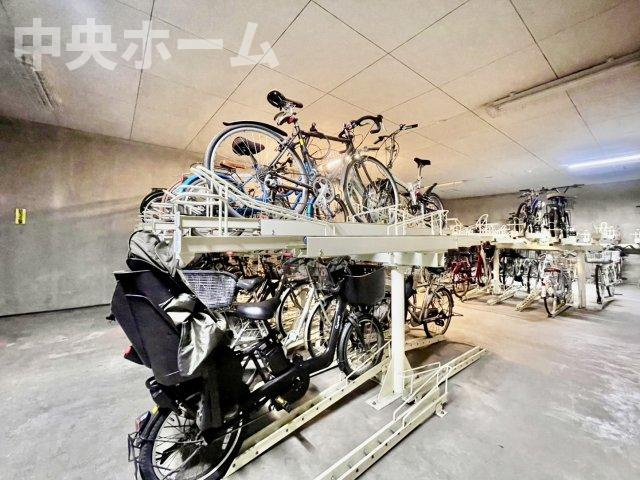 クレストフォルム上野グランステージの駐輪場|【自転車置き場】最新の空き状況や費用などの詳細は担当スタッフまでお問い合わせください。