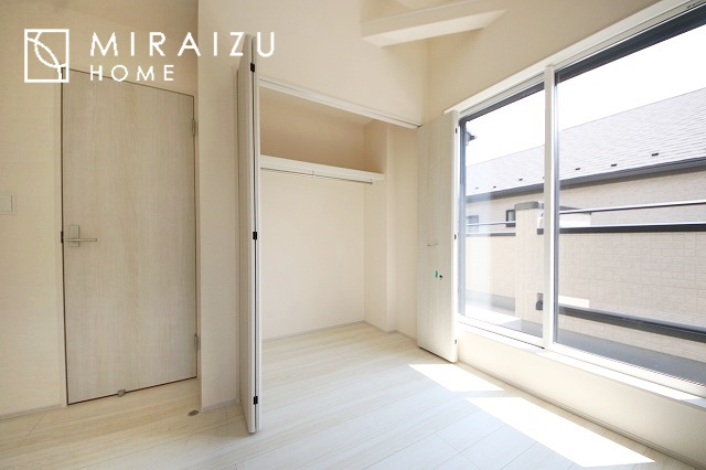 【洋室】 | 日当たりの良いお家は嬉しいですよね。それぞれ価値観が分かれる箇所です、実際に内覧して日当たりの心地よさをご体感下さいね♪