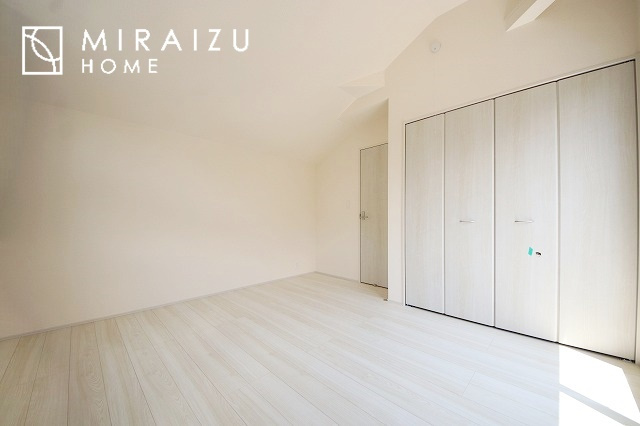 【寝室】 | 日当たりの良いお家は嬉しいですよね。それぞれ価値観が分かれる箇所です、実際に内覧して日当たりの心地よさをご体感下さいね♪