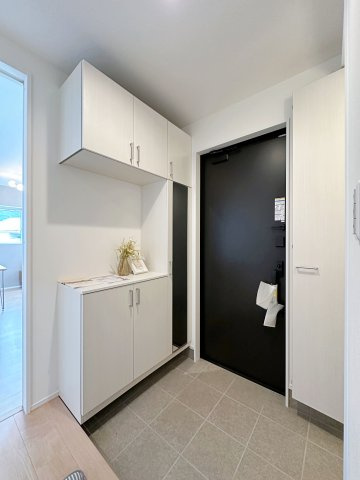 東区福田1丁目 No.1の収納|姿見付きシューズボックス☆
大容量のシューズボックスの為、靴もたくさん収納が可能です♪