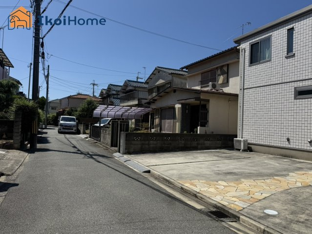 明石市魚住町西岡　中古戸建のその他|前面道路は4M幅で広々しています。駐車がし易く、車の対面のすれ違いも楽にできます。
