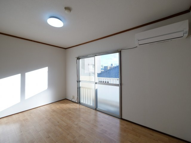 ロイヤル神田の居間・リビング|※写真は別の部屋のものです。