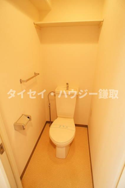 オーシャンビュー参番館のトイレ|上部に棚のあるトイレです