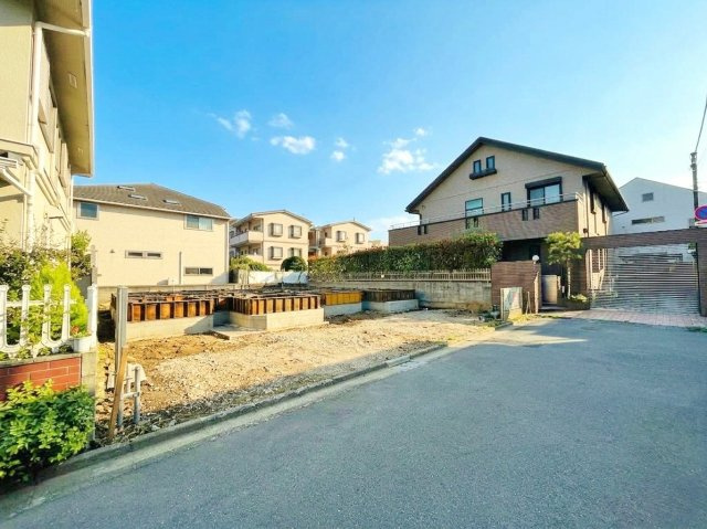 中野区上鷺宮5丁目 全2棟 B号棟の外観|太陽光発電採用住宅　住宅性能評価Ｗ取得　地震に強い家【耐震等級3取得】
床暖房付リビング　固定階段式9.25帖ロフト