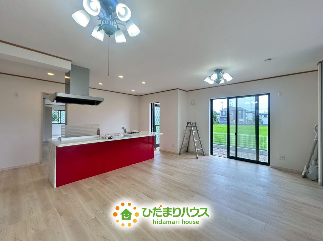 加須市水深　中古一戸建ての居間・リビング