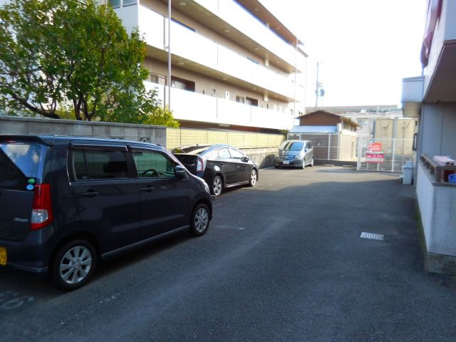 ブリーザ秋月の駐車場