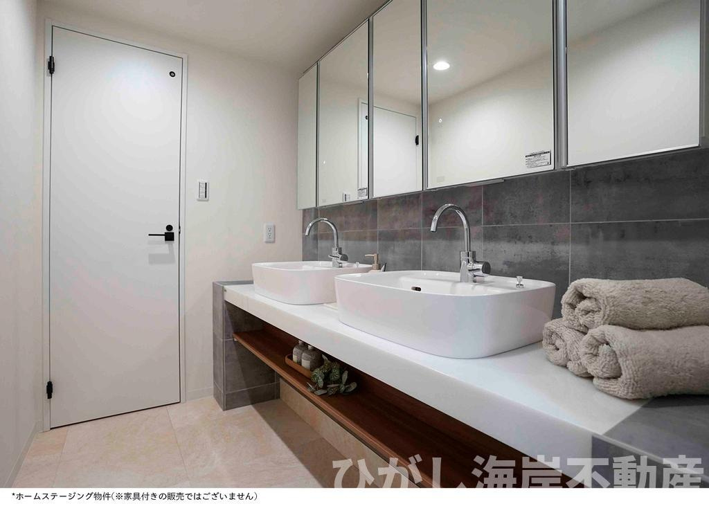 藤沢市片瀬三丁目　中古戸建の独立洗面台|新規リフォーム完了！　三面鏡化粧台