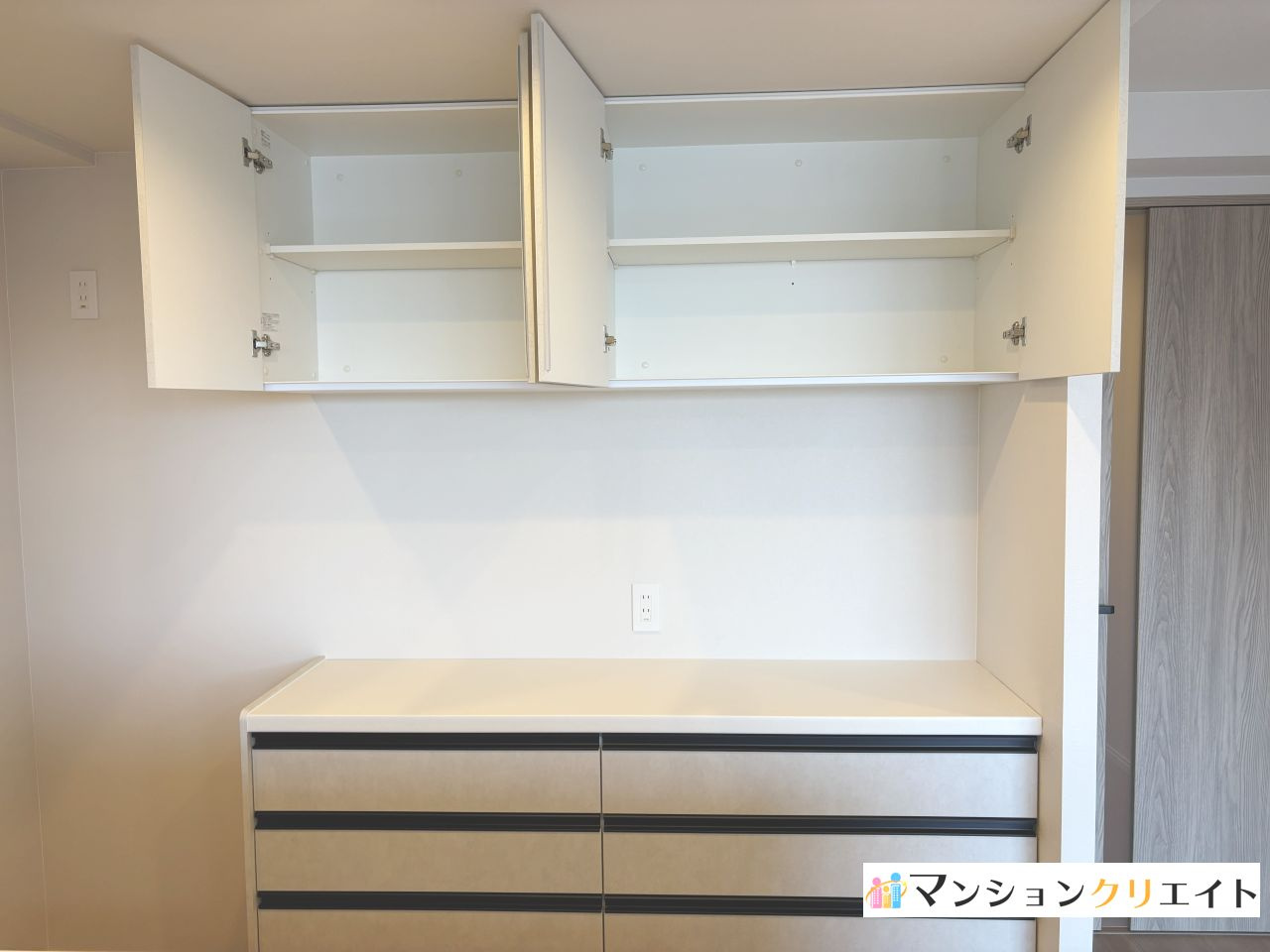 ロアール高木のキッチン|キッチン背面の備え付け収納