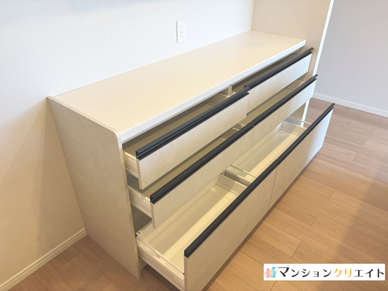 ロアール高木のキッチン|キッチン収納棚　食器や食品の収納に便利です