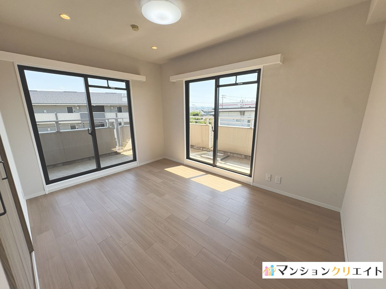 ロアール高木の洋室|洋室7.5帖　二面バルコニーに面しているのでとても明るいお部屋です